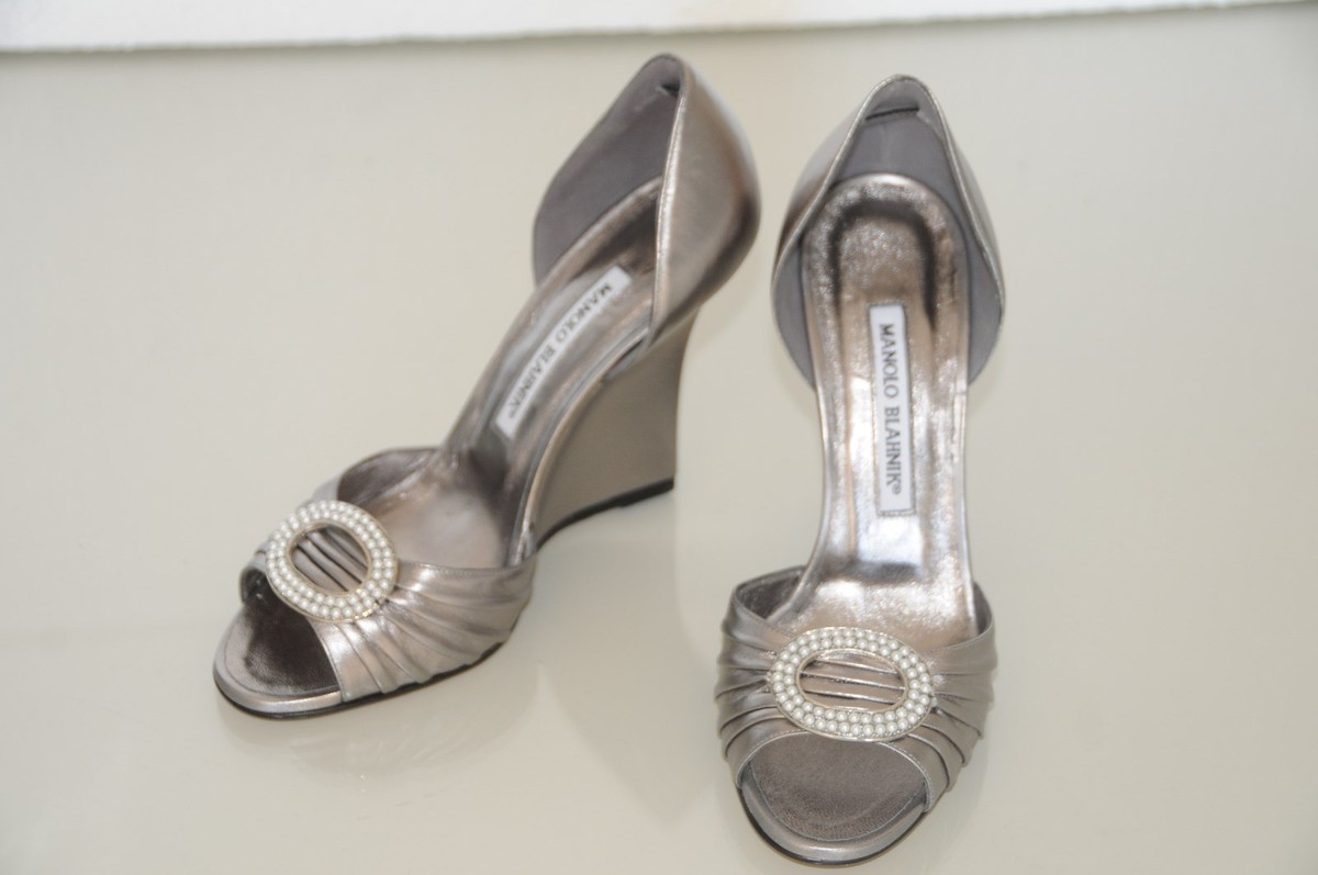 新品同様 【MANOLO BLAHNIK】　ビジュー　パンプス　SEDARABY New MANOLO BLAHNIK SEDARABY BIJ 105 Black Satin PEARLS