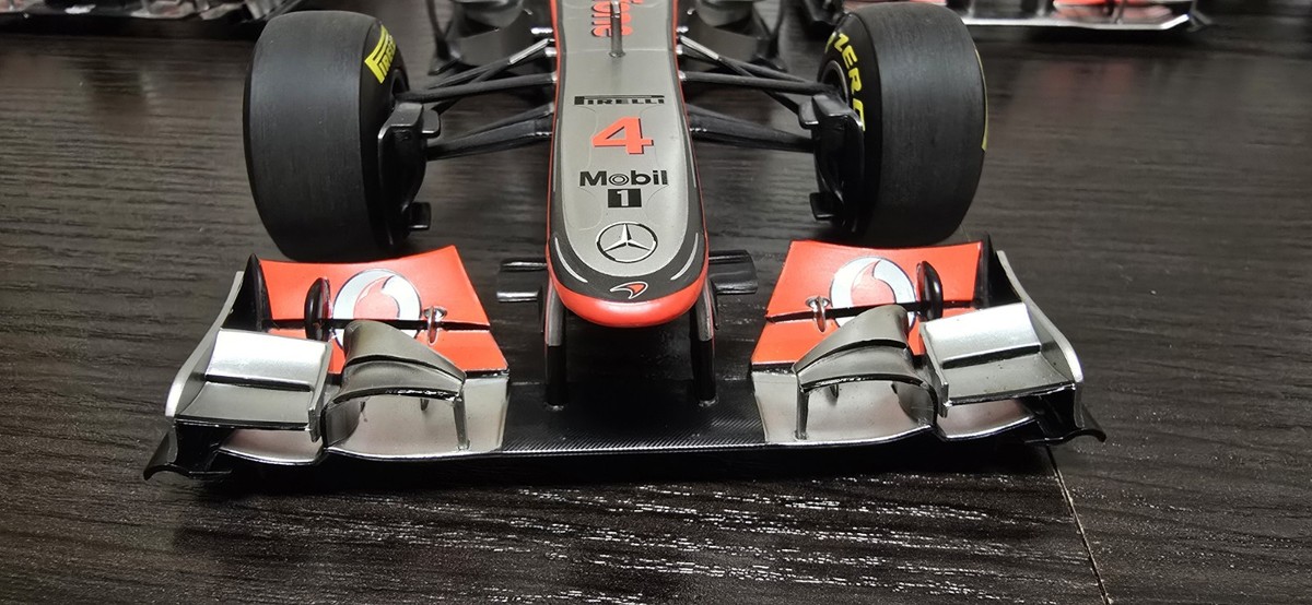 F1 McLaren Mercedes MP4-26 2011 Jenson Button 1:18