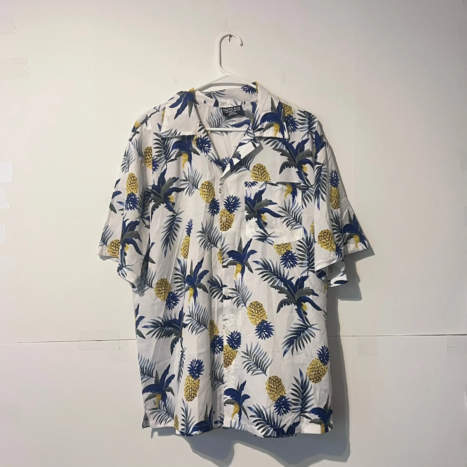 Pacific & Co Mens Hawaiian Shirt Size L Multicolor White Pineapple Floral