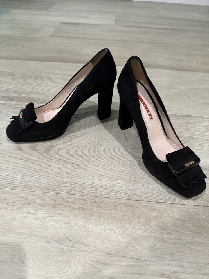 Zapatos de salón PRADA de gamuza negros con logotipo hebilla y flecos Foto 2 de 4