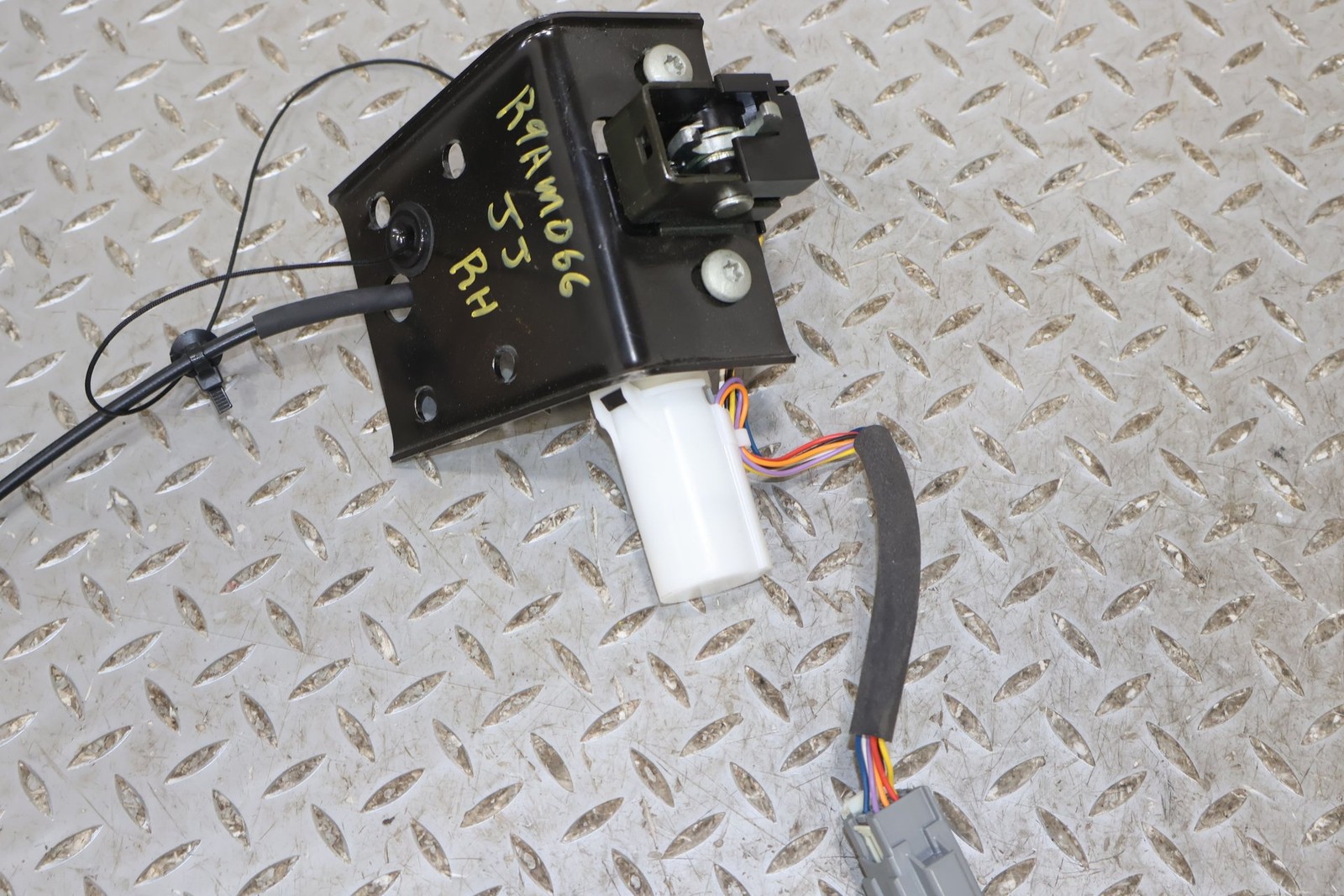 Aston Martin V8 Vantage 2009 Left, right Trunk latches Pair