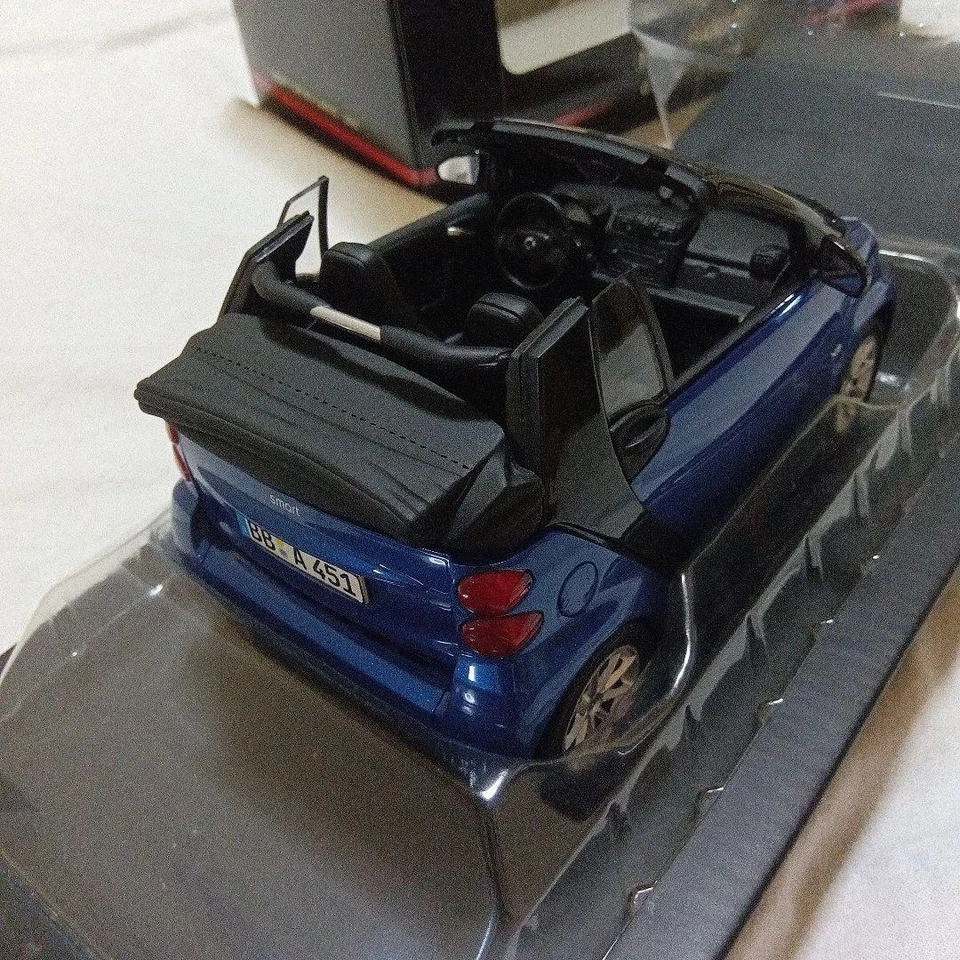 MINICHAMPS 1/18 Smart Fortwo Cabrio 2007 Blue/Black Diecast Model Car Collector - Image 3 of 4