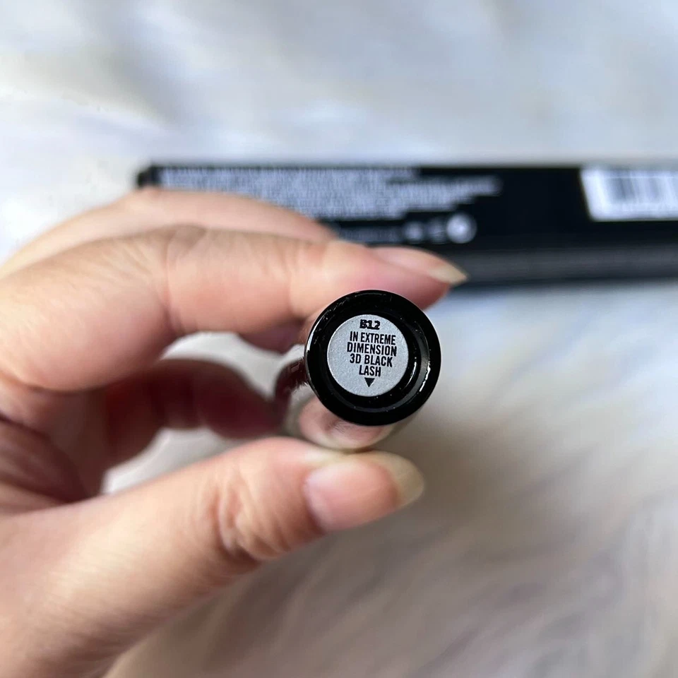 New MAC In Extreme Dimension 3D Lash Mascara~Black~Full size 0.42 oz / 12 g - Image 4 of 4