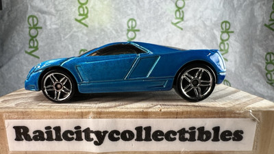 2007 Hot Wheels Cadillac Cien Concept Car - 1/64 Diorama