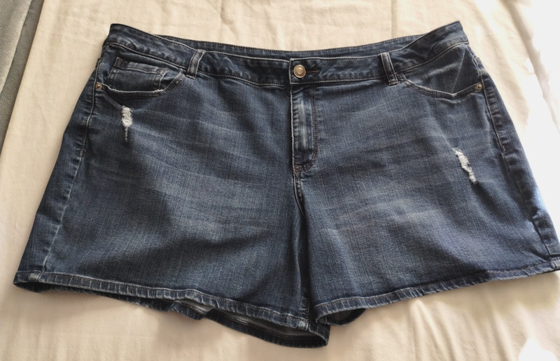 VENEZIA LANE BRYANT Medium Wash DISTRESSED Denim JEAN SHORTS Sz 24 (5.5 In)