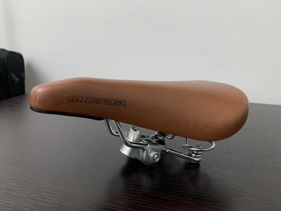MICARGI NEGRO/PLATEADO BICICLETA ASIENTO SILLÍN APROX USADO EN EXCELENTE CONDICIÓN Muelles amortiguadores Foto 3 de 4