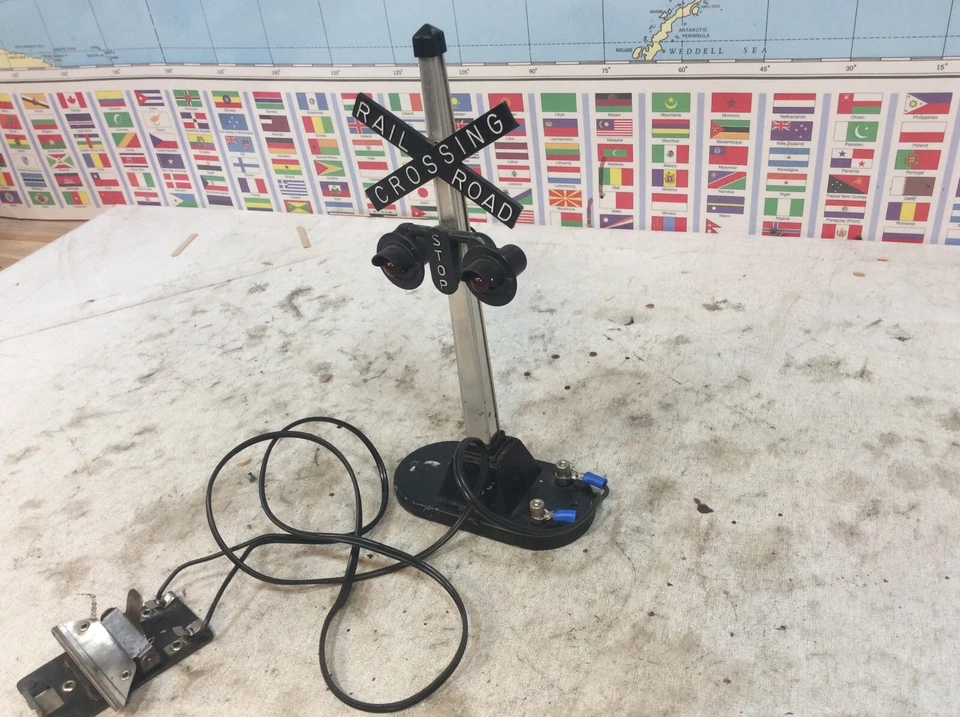 Lionel Modern Era 154 Railroad Crossing Highway Stop Signal O Gauge - Image 3 of 4