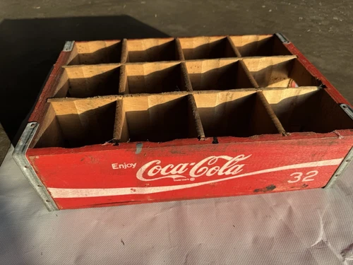 Vintage Coca-Cola Coke Red Wooden 12 Bottles .Temple Chattanooga 1975.