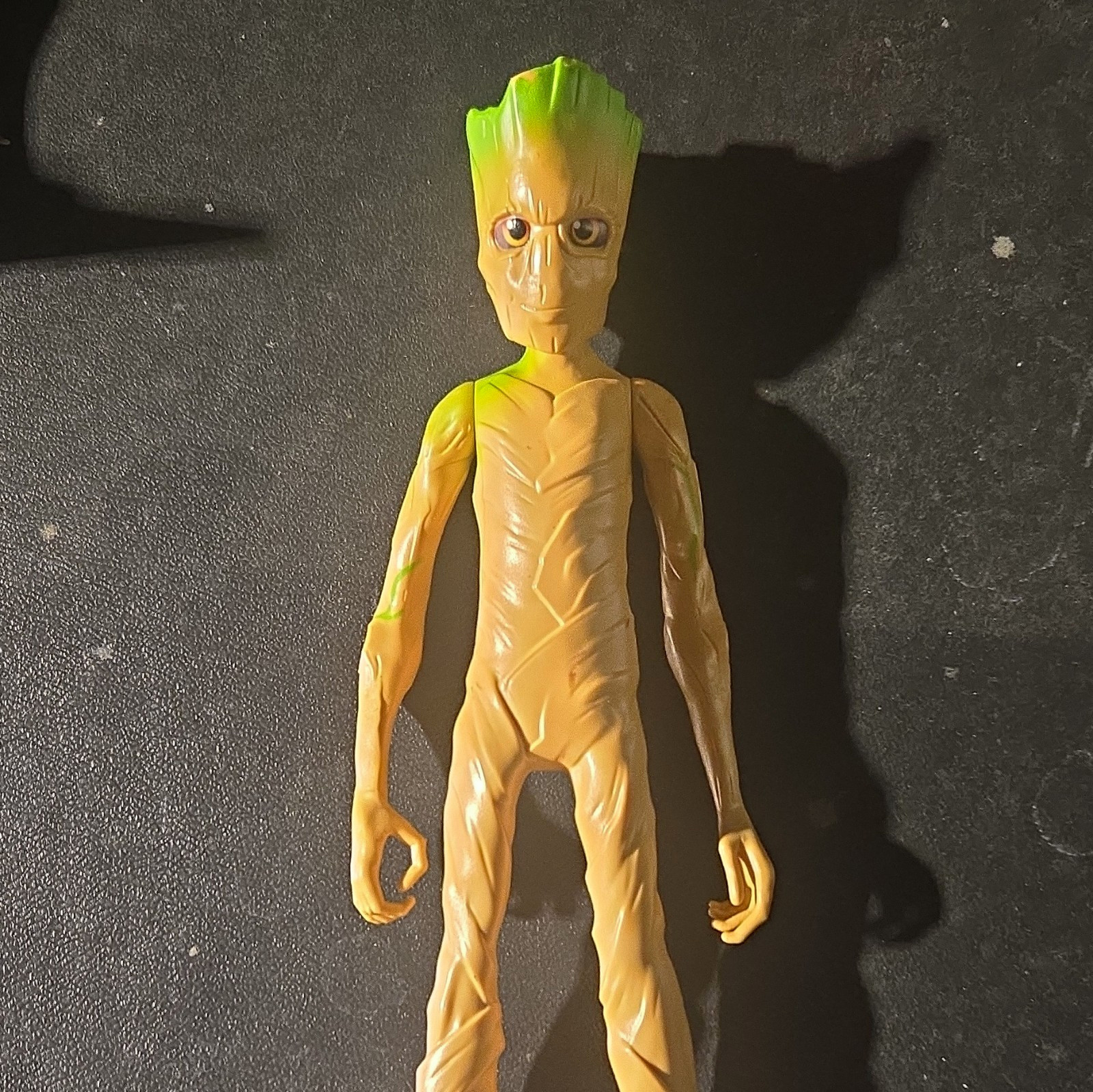 Figura de acción de personaje Groot Tree cuerpo marrón de plástico con cabeza verde