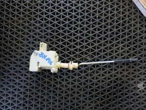 Golf 4 IV  Original VW 1J6810773A Stellmotor Tankdeckel Tankklappe