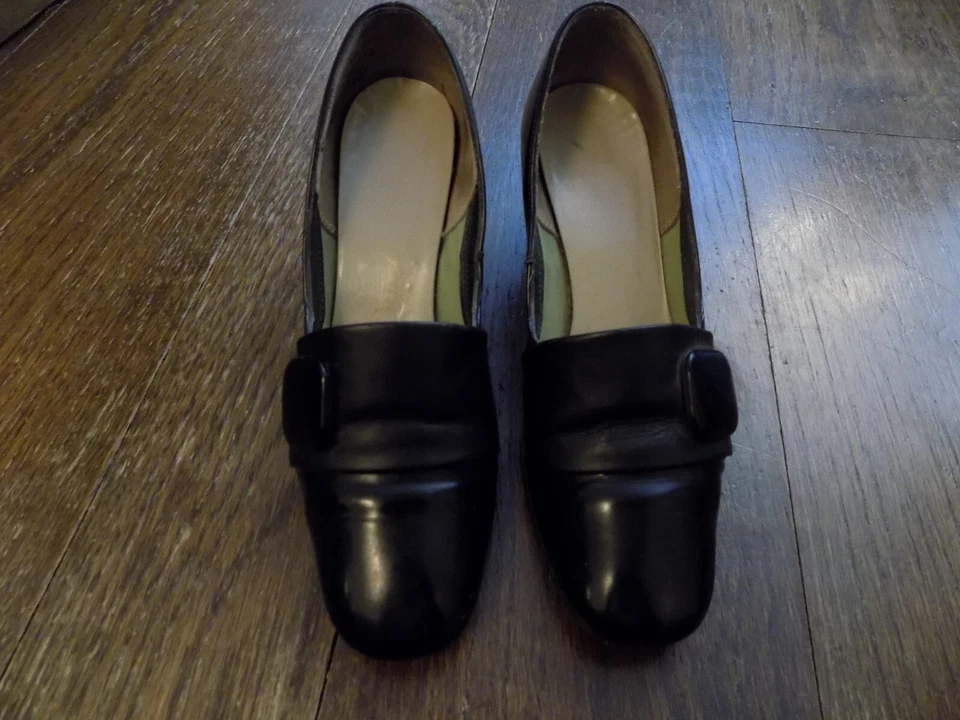 Mocasines De Colección Queen Quality Negro Patente Correa Ancha Botón 2" Tacones Años 60 6.5 Mod Foto 2 de 4