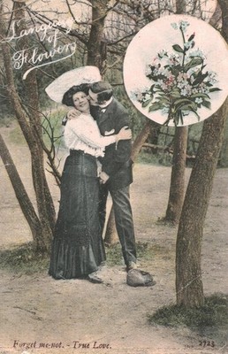 Alte Postkarte - Romantisches Paar küsst Blumen Vergissmeinnicht 1906 VERSCHICKT