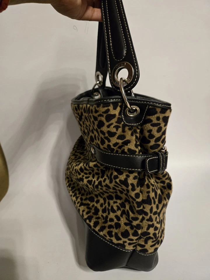 Tommy Hilfiger. Cartera en cuero vegano negro e imitación. Estampado de animales de piel Foto 3 de 4