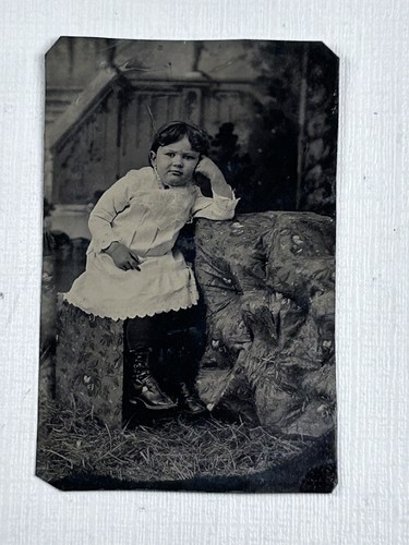 Stivali fantasia bambina foto tinta unita abito bianco puntellato sul gomito