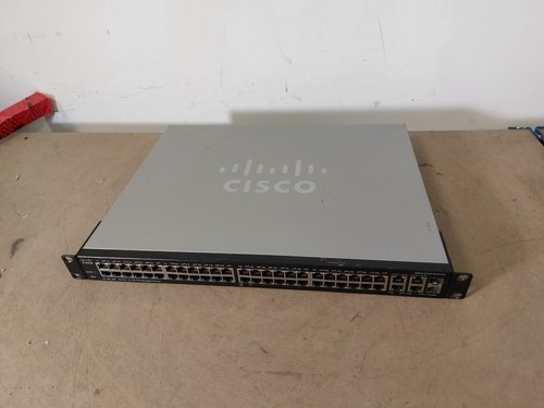 Commutateur réseau géré Cisco SF300-48P 48 ports 10/100 PoE+ avec oreilles en rack - Photo 2/6