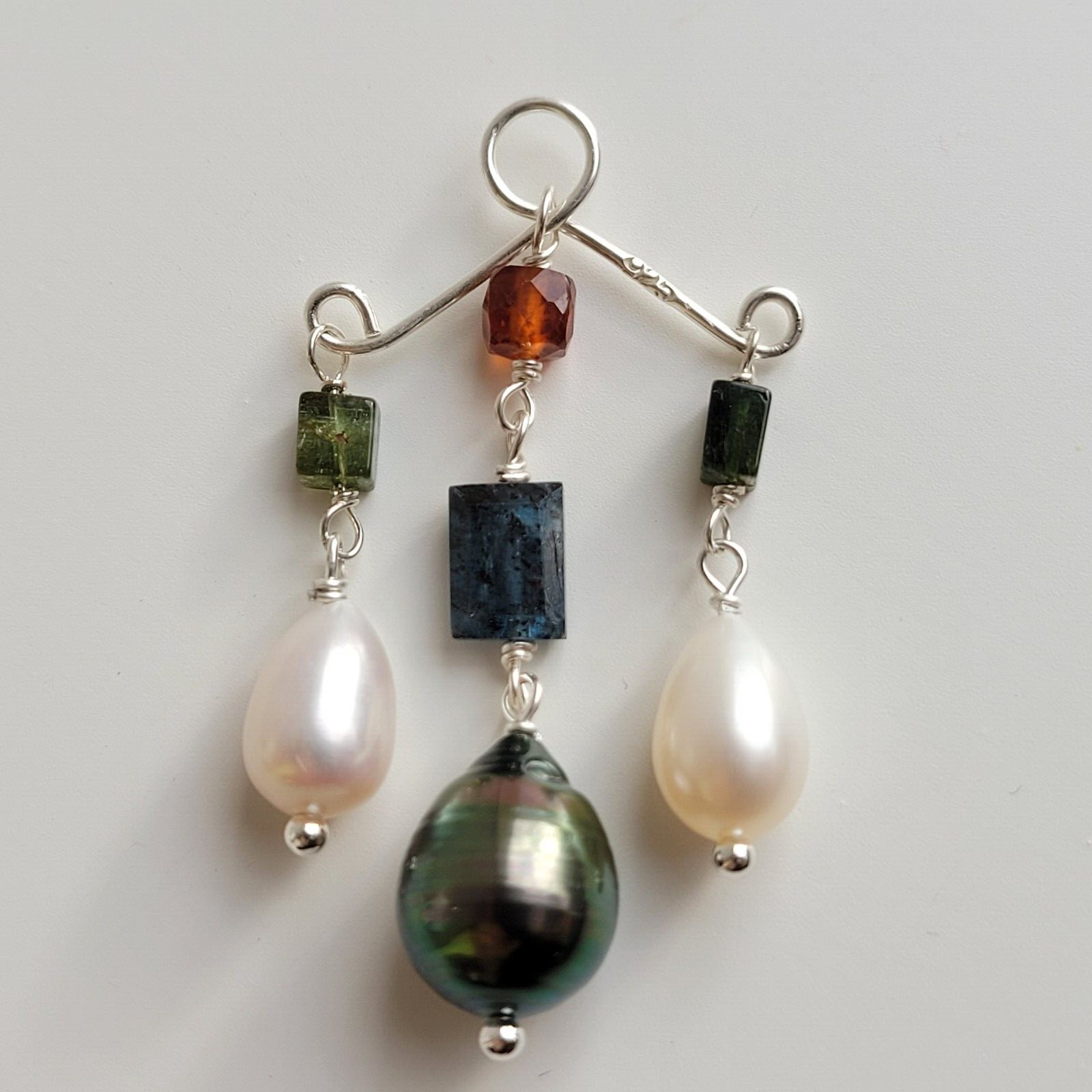 Pendentif argent perle noire de Tahiti et cyanite contre les bijoux ternes et communs
