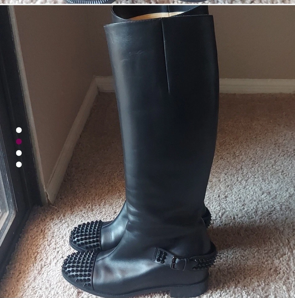 CHRISTIAN LOUBOUTIN Botas de montar altas de cuero negro con tachuelas 37,5 $1495 AGOTADAS Foto 4 de 4