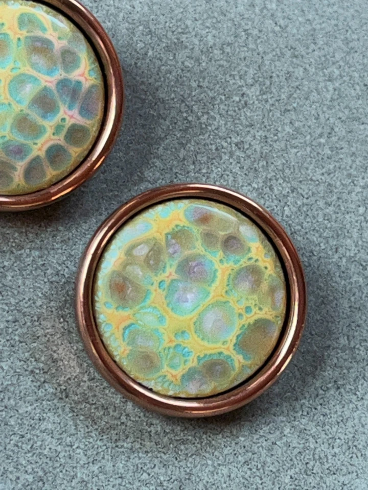 Esmalte manchado verde y amarillo firmado por Renoir Matisse de colección en cobre macizo rojo Foto 3 de 4