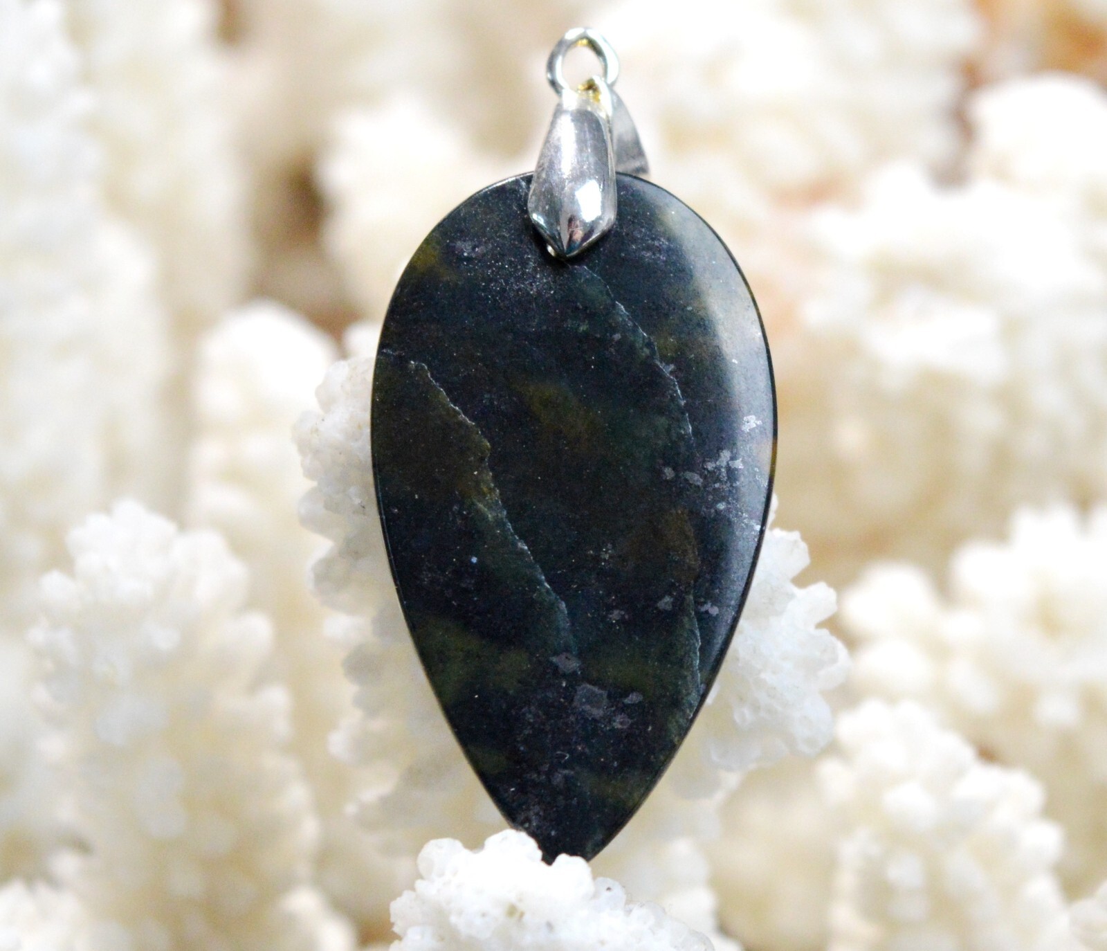Jade pendentif d'Indonésie en cabochon naturel de 23 carats un cadeau intemporel