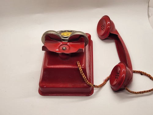 Teléfono giratorio de metal de juguete rojo vintage N.N. Hill Brass Co. East Hampton Conn - Imagen 6 de 11