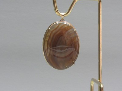 Einzigartiger Vintage wandelbarer geätzter goldfarbener gebänderter Achat Anhänger Schal Pin