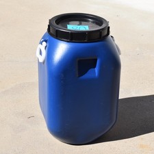 8 GALLON STORAGE CONTAINER Barrel Drum Heavy Blue Plastic Screw Top Handles 80