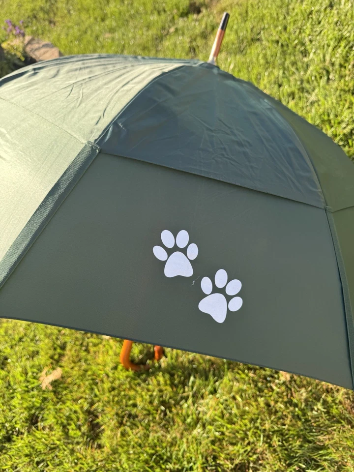 Paraguas plegable automático clásico GustBuster 48" a prueba de viento estampado de patas de perro verde Foto 2 de 4