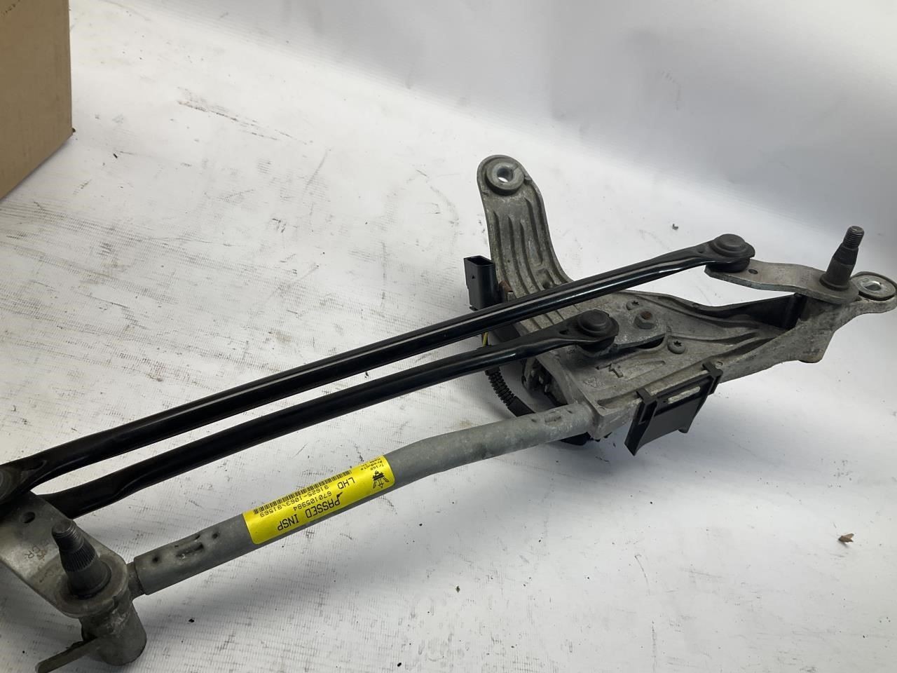 14-24 Maserati Ghibli Front Windshield Wiper Linkage w/ Motor Q