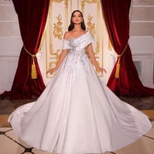 Elegant Wedding Dresses Sleeveless Ball Gowns Lace Appliques Diamonds Ruffles