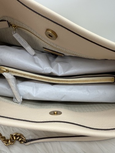 AUTÉNTICO NUEVO CON ETIQUETAS $598 Bolso de Mano Tory Burch Para Mujer Kira Cuero Guijarro En Nuevo Crema - Imagen 8 de 18