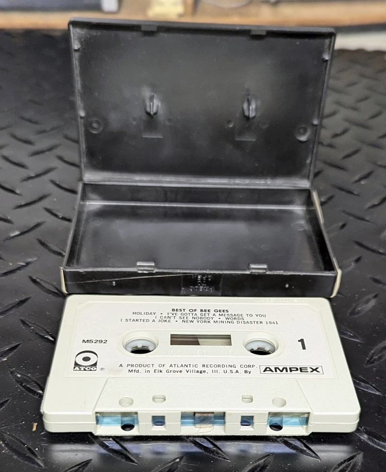 BEE GEES BEST OF CASSETTE TAPE RARE SNAP CASE CLAMSHELL AMPEX - Image 4 of 4
