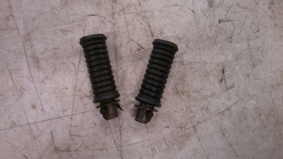 Reposapiés trasero pasajero Suzuki GS250 T 1980-1981 Foto 2 de 4