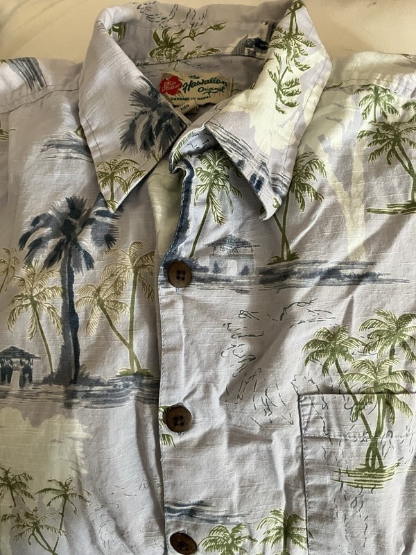 Hilo Hattie Men's Short Sleeve Size M Hawaiian Shirt. Palm Trees And Huts.