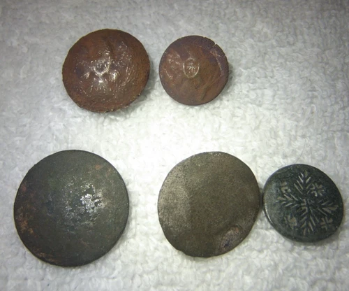 dug lot of civil war and earlier uniform buttons