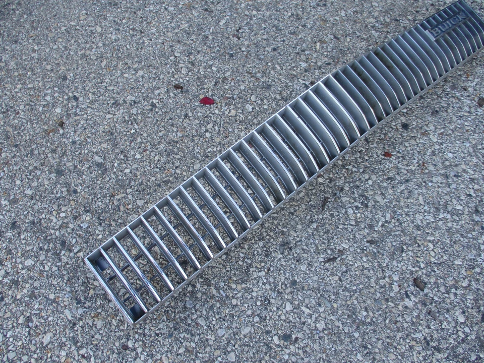 Buick Centurion 1973 pantalla de rejilla metálica delantera Foto 2 de 4