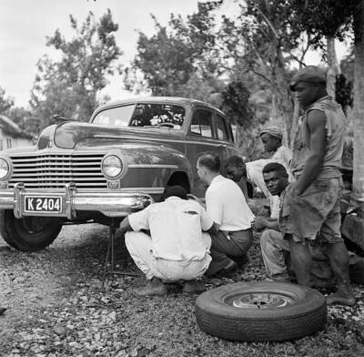Man Is Helped By Locals To Change A Flat Tire 1946 Kingston Jamaica OLD PHOTO