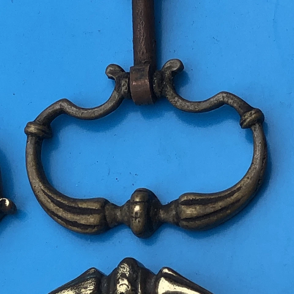 Ancienne poignée  de  tiroir de  commmode en  laiton   - Photo 3/4