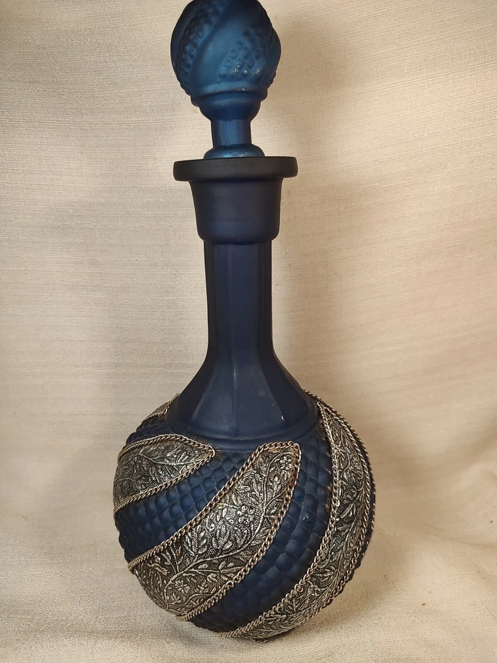 Decantador de vidrio satinado azul marino vintage paneles plateados tapón de cadena Foto 2 de 4