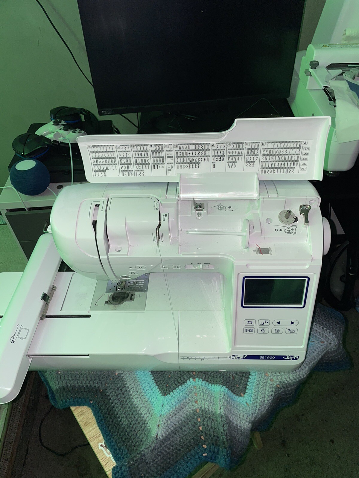 Brother SE1900 Sewing & Embroidery Machine & Extras SewSteady Acrylic