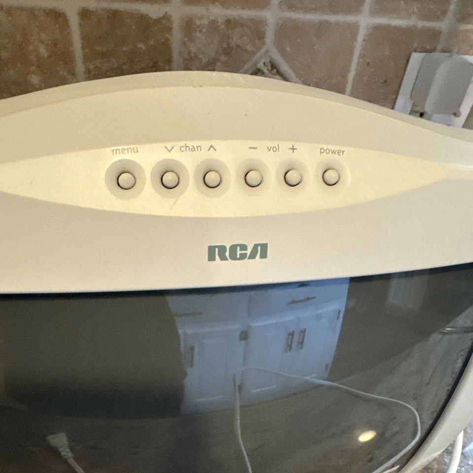 RCA 13" TV ColorTrak E13334WH Retro Gaming CRT TV White No Remote - Tested       - Image 2 of 4