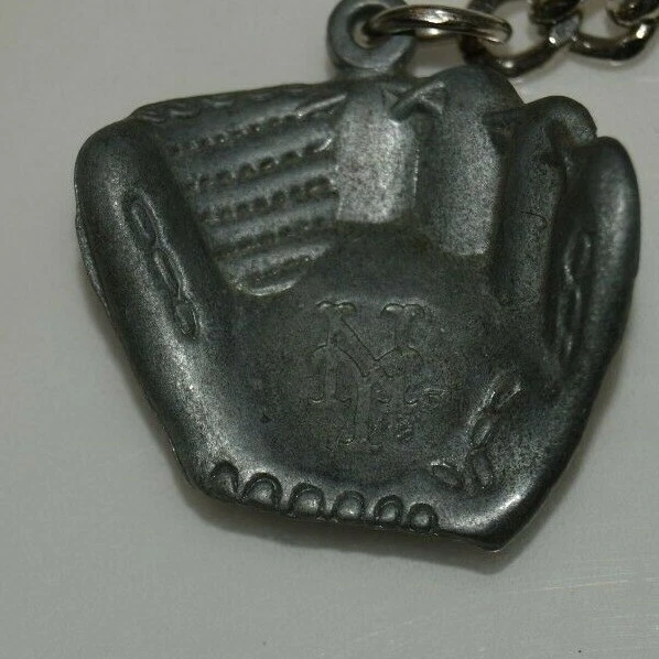 NICE Vintage New York METS Game Day Souvenir Baseball Mitt MLB Pewter Key Chain - Image 3 of 4