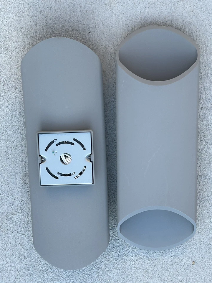 Lot of 2 pieces preowned Avenue Lighting Outdoor Wall Sconces  AV9895-SLV - Image 3 of 4