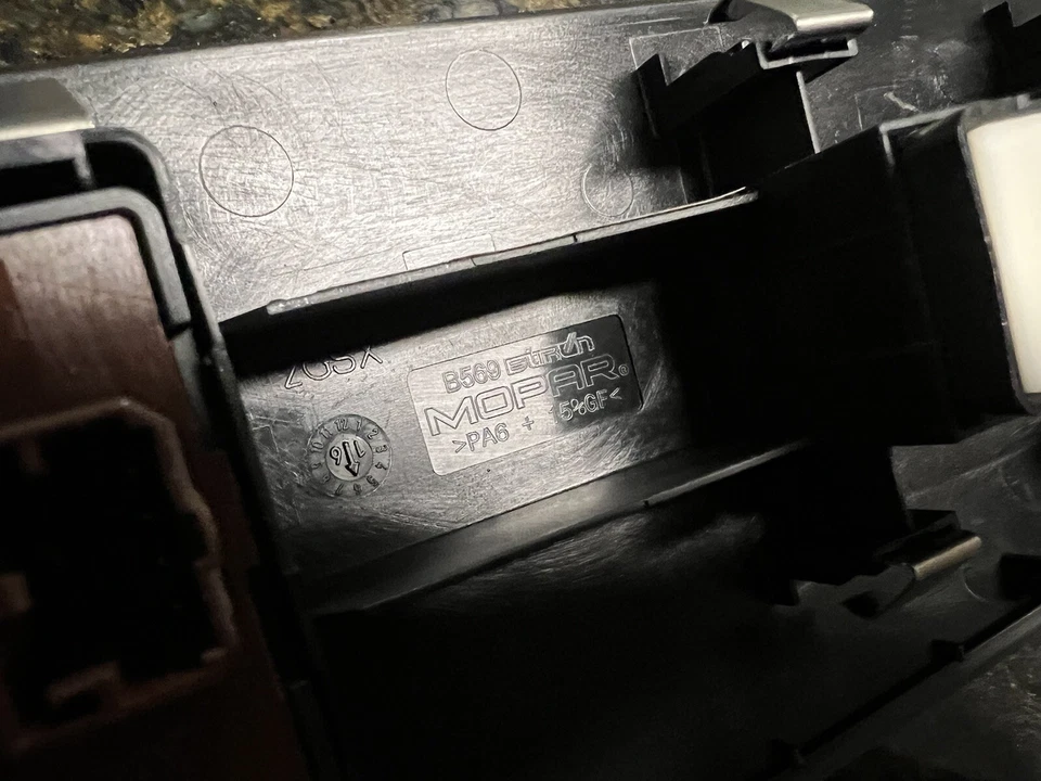 Interruptor de janela dianteiro direito Fiat 500X 2016-2018 fabricante de equipamento original 07356331460 - Imagem 4 de 4