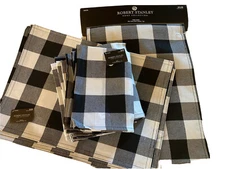 1 Table runner / 6 placemats / 12 napkins