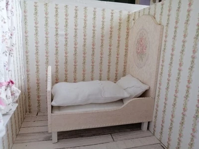 Romantisches Rosen-Dekor-Bett(16cm lang)inkl.Bettwäsche,Handarbeit Puppenstube - Bild 1 von 3