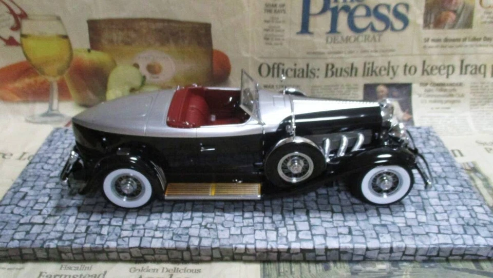 Minichamps PMA 118 1929 Duesenberg Model J Torpedo Convertible Coupe Black - Image 2 of 4