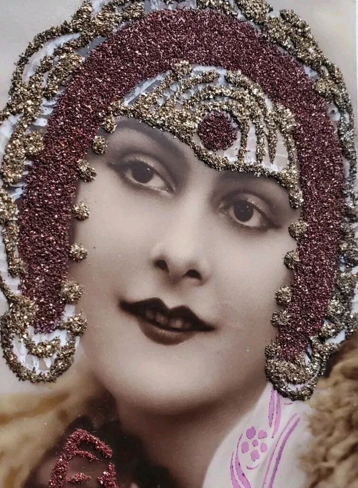 Glamour Flapper Niña Art Deco Mujer Mica Brillo Tocado RPPC Postal F44 Foto 2 de 4