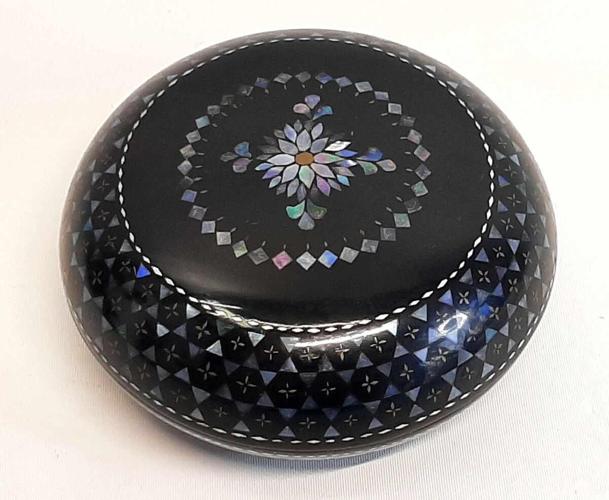 VINTAGE JAPANESE RADEN TAKAOKA LACQUERWARE TEA BOX ROUND VINTAGE JAPANESE RADEN TAKAOKA LACQUERWARE TEA BOX ROUND
