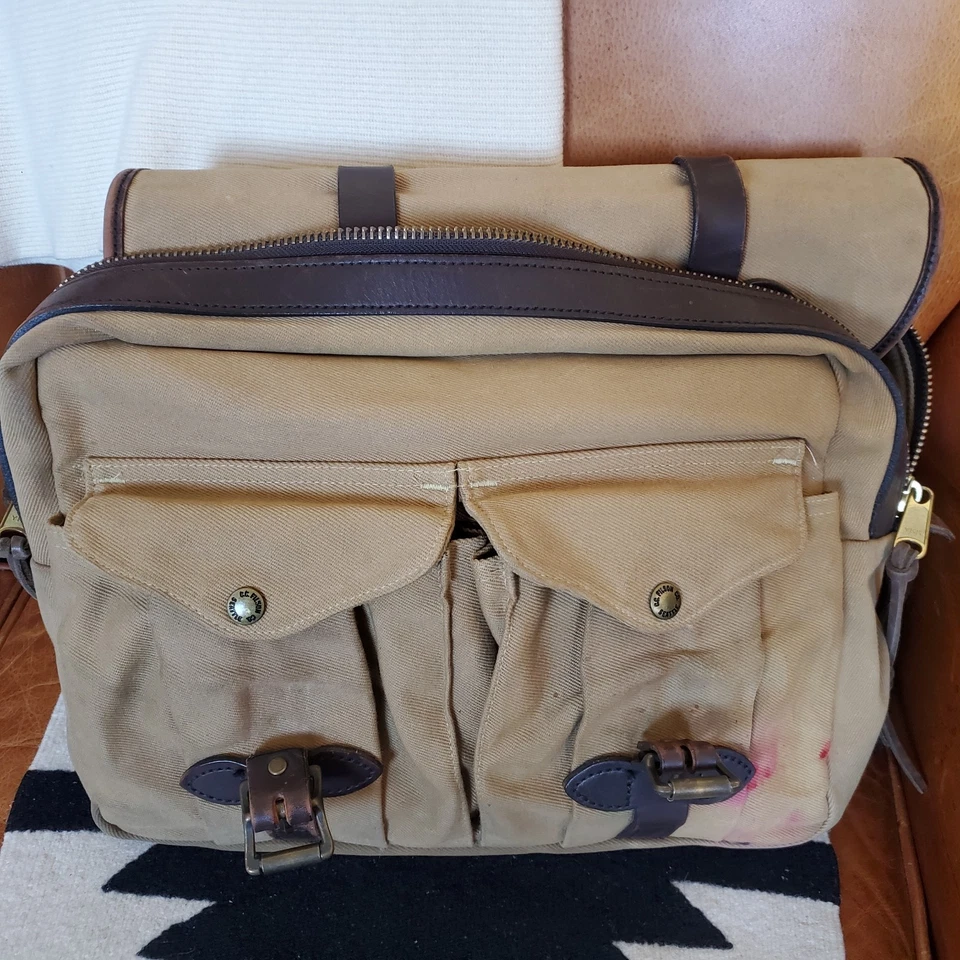 Bolso de hombro Filson mediano de cuero tostado con brida Foto 4 de 4