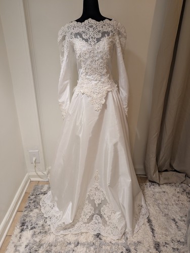 Vintage 1990s Unbranded White Wedding Dress Lace Applique Pearl Sequin Train